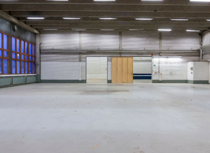 Katutason korkeaa varastotilaa Vihdintien ja kehä 3 risteyskohdassa.