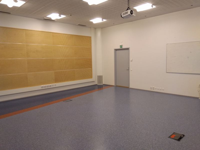 Yläkerran neuvotteluhuone