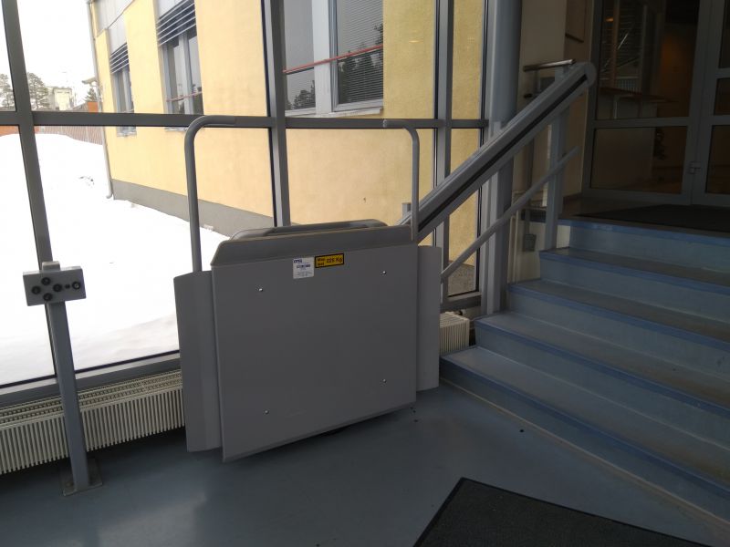 Pääsisäänkäynnin yhteydessä tuolihissi