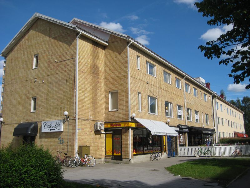 Myydään kehityskohteeksi vuokraoikeus rakennuksineen keskeltä parasta Tuiraa! Rakennus on valmistunut 1984, kerrosneliöitä on 1200 ja lämmitysmuotona kaukolämpö. 