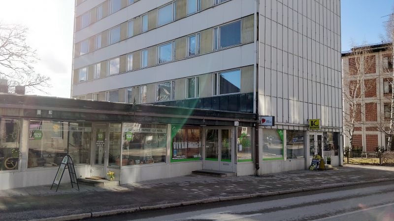 Liikehuoneisto Lohjan keskustassa sekä 1. kerroksen toimistohuoneisto. Tilat on mahdollista yhdistää, keskeinen sijainti! 