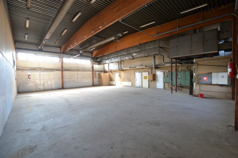 Käytännöllinen iso tila (kuva ennen remonttia)