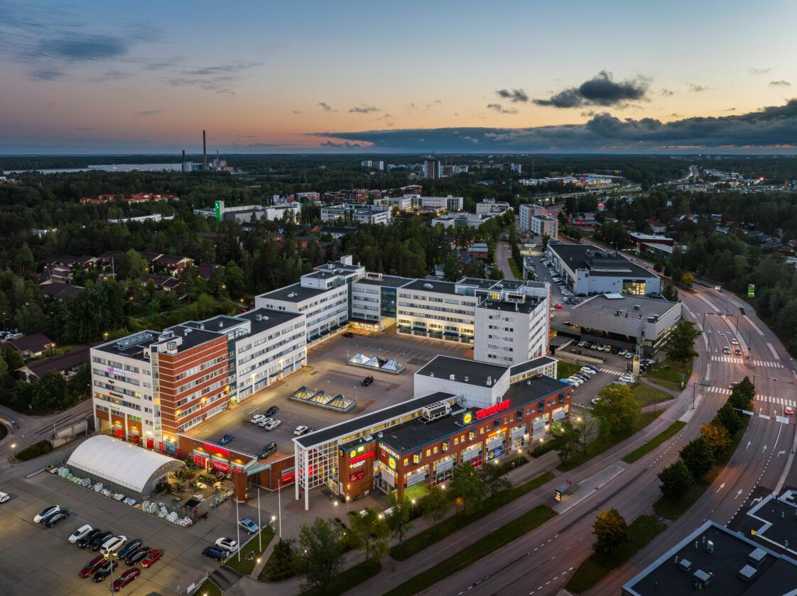 Toimistotila sijaitsee kiinteistön katutasossa. Tilat on rakennettu joustavasti, joten huone- ja avotilojen suhdetta voi...