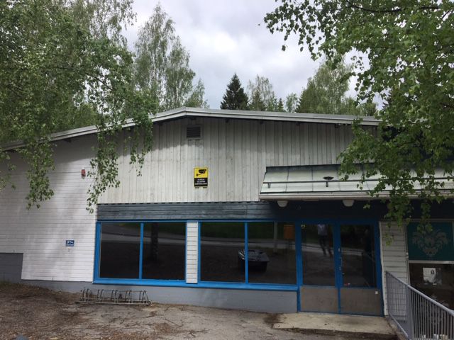 Vuokrataan katutason liiketila Myllyjärven asuinalueelta. Yhtenäistä myymälätilaa, minik ja wc. 