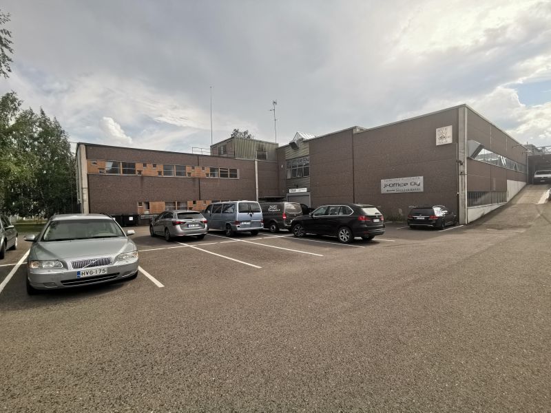 181 m2 perussiisti toimistotila näyttelytilalla Vantaan Petikossa 200 m kehä 3:lta ja 700 m kehä 3 rampilta. Vihdintielle n. 1 km.