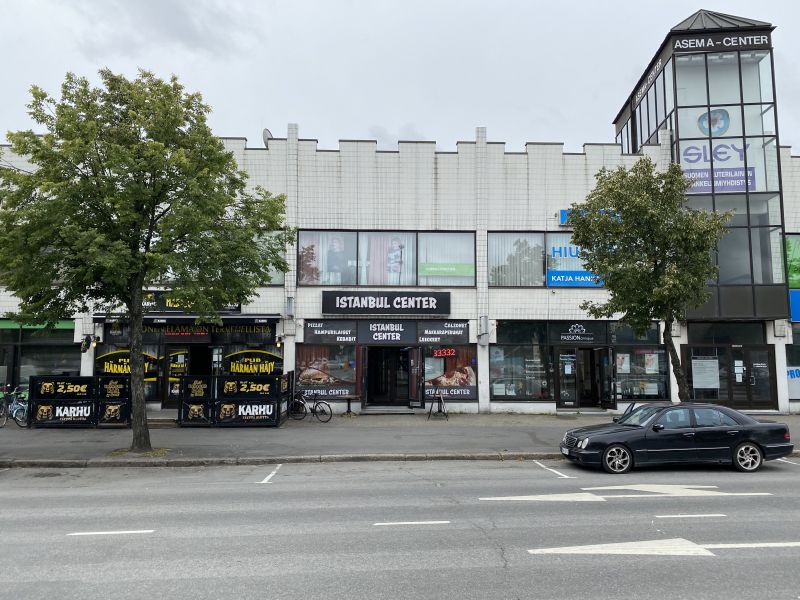 Julkisivu juna-asemalta kuvattuna