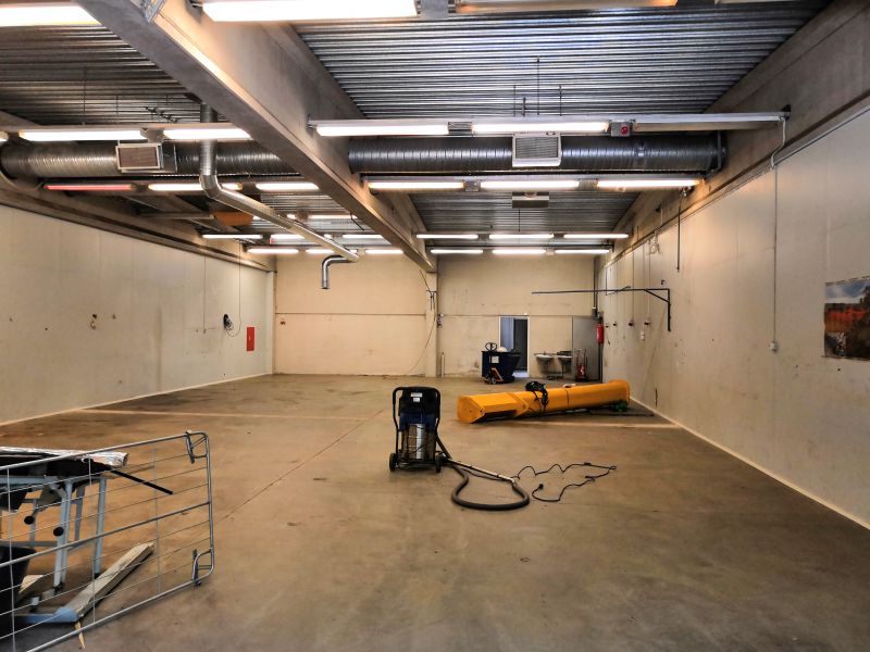 hallin 260 m2 ulko-oven suunnasta