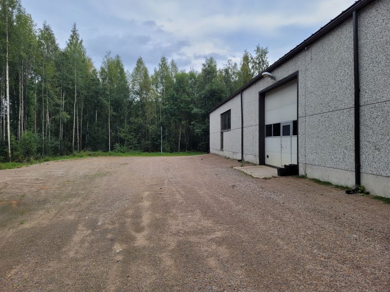 Hallin ulkopiha-alue