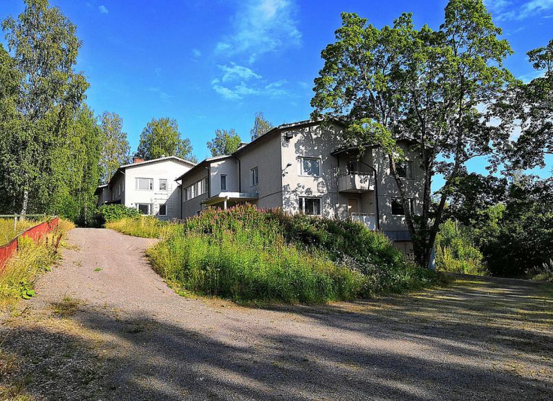 Kotimäki niminen iso n. 24.000m² kiinteistö. Mäen päällä sijaitsee n. 1965 valmistunut jykevä 1550m² talo/rakennus. Rakennus on toiminut vuosien varrella monenlaisessa yleishyödyllisessä käytössä. Käyttötarkoituksena on ollut mm. asuntola, perhekoti, jne. Kiinteistön kokonaisrakennus oikeus on 1550m...