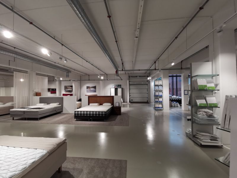 500 tai 1000 m2 siistiä liike-näyttelytilaa kehä 3, Lahdenväylän ja Ikean vierestä.  POHJAKUVAT: www.jonne.fi