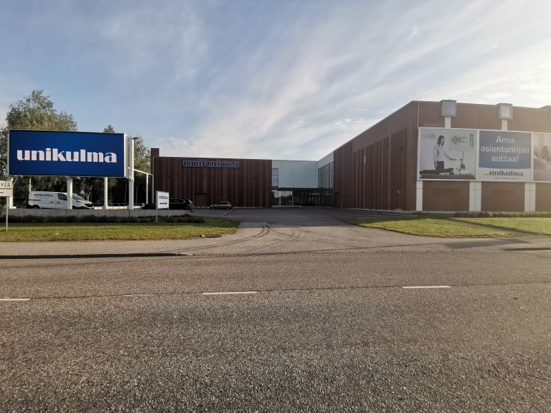 3500 m2 käyttötarkoituksen mukaan jaettavaa siistiä liike-näyttelytilaa kehä 3, Lahdenväylän ja Ikean vierestä. LISÄÄ KUVIA JA POHJAKUVAT: www.jonne.fi