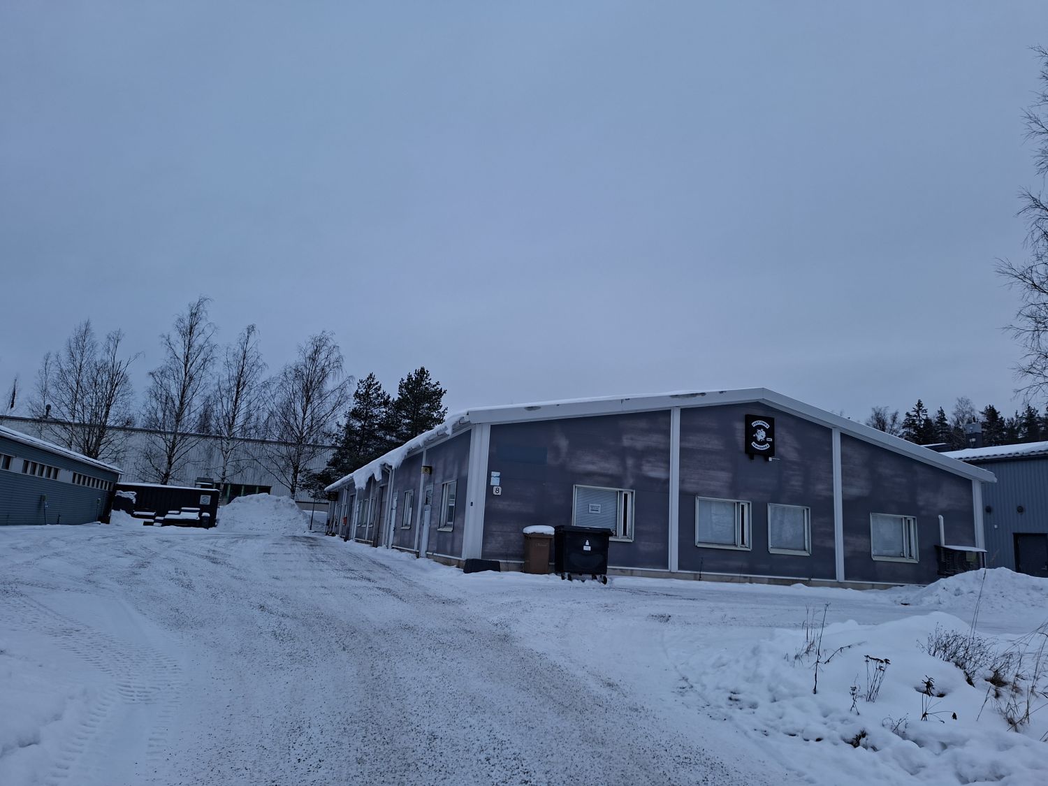 Katutason autolla sisään -varastotila.