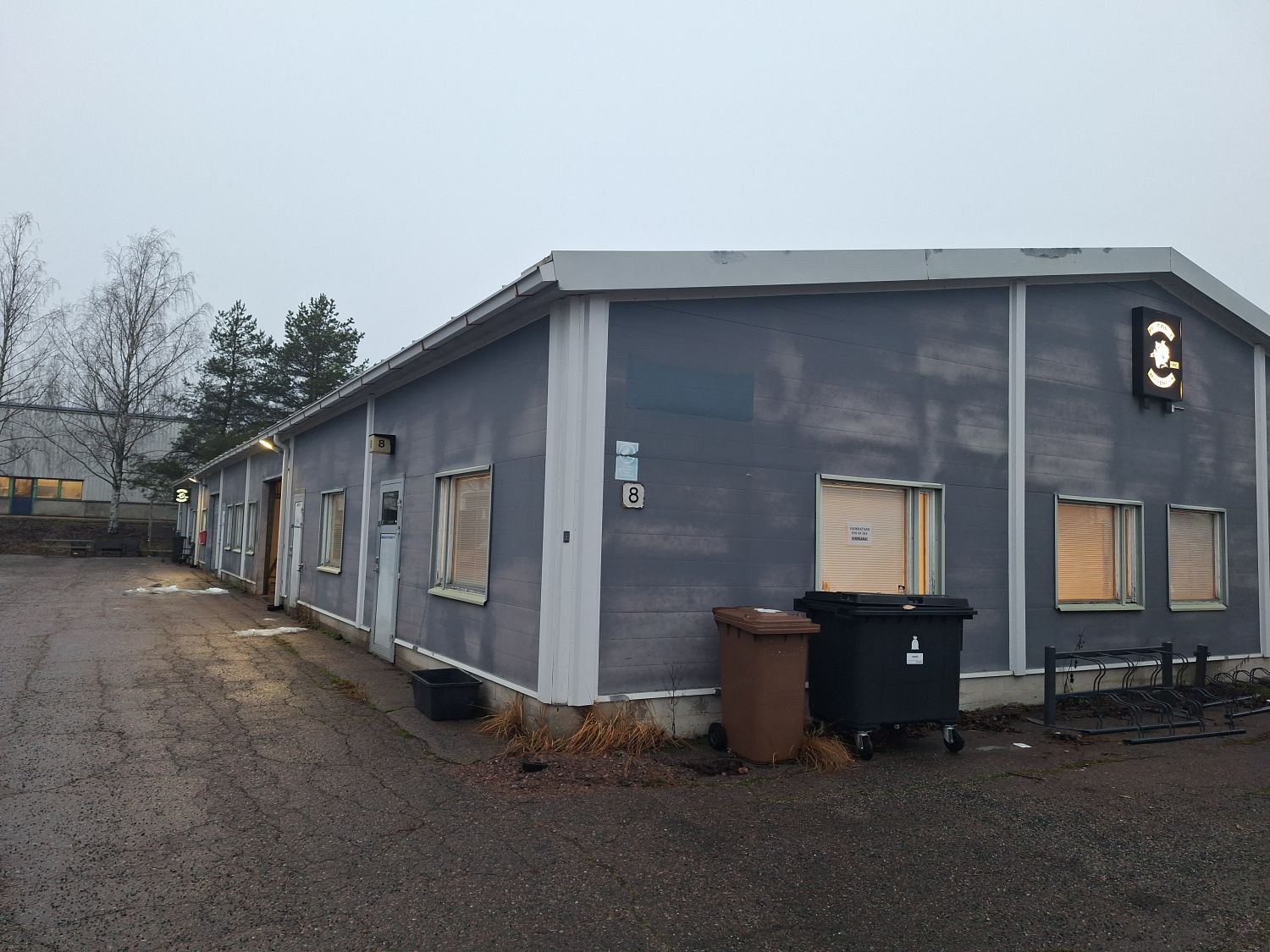 Katutason autolla sisään -varastotila.