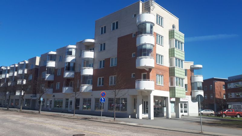 Vuokrataan liiketilaa erittäin näkyvältä paikalta kivenheiton päästä keskustasta!
Paikka sijaitsee liikenteellisesti eri...