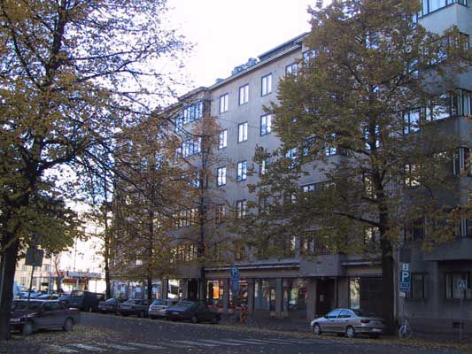 Vuokrataan Taka-Töölöstä asuintalon kivijalasta 35 m²:n liiketila Huone korkeus yli 3 metriä, iso ikkuna Linnankoskenkadulle.Tila ei sovellu kahvila/ravintola käyttöön.