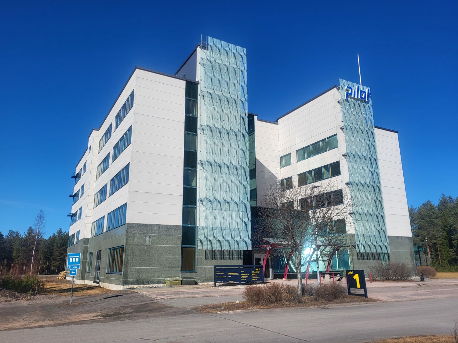 Vuokrataan aivan Oulun lentokentän vierestä nykyaikaisia toimistohuoneistoja.
Saatavana eri kokoisia kokonaisuuksia alk....