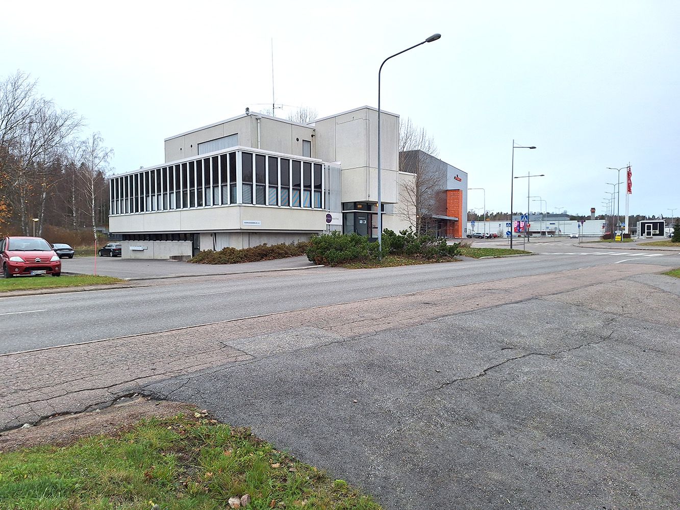 Tyylikkäästä toimitalosta vuokrataan monipuolista toimitilaa!  