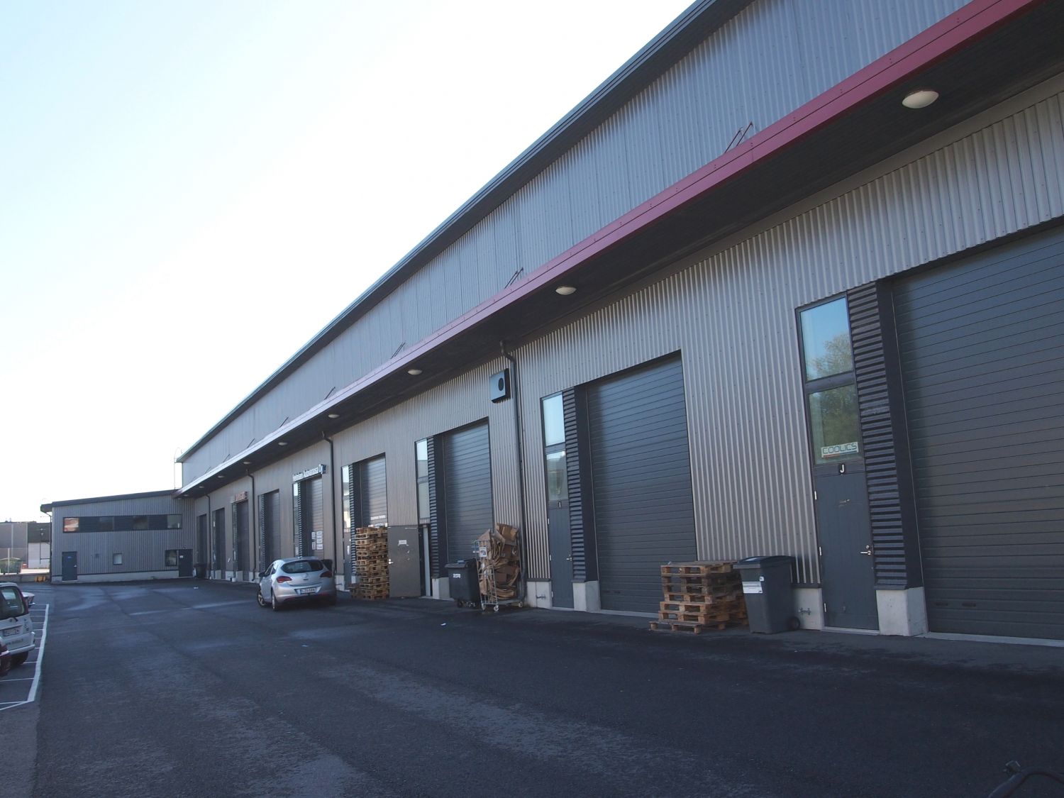 Tila C, n.191 m²
- 1.krs n.152 m², keittiö, 2 wc, toimisto
- 2.krs n.39 m², 2 toimistoa

Tila E, n.200 m²
- 1.krs n.152 ...