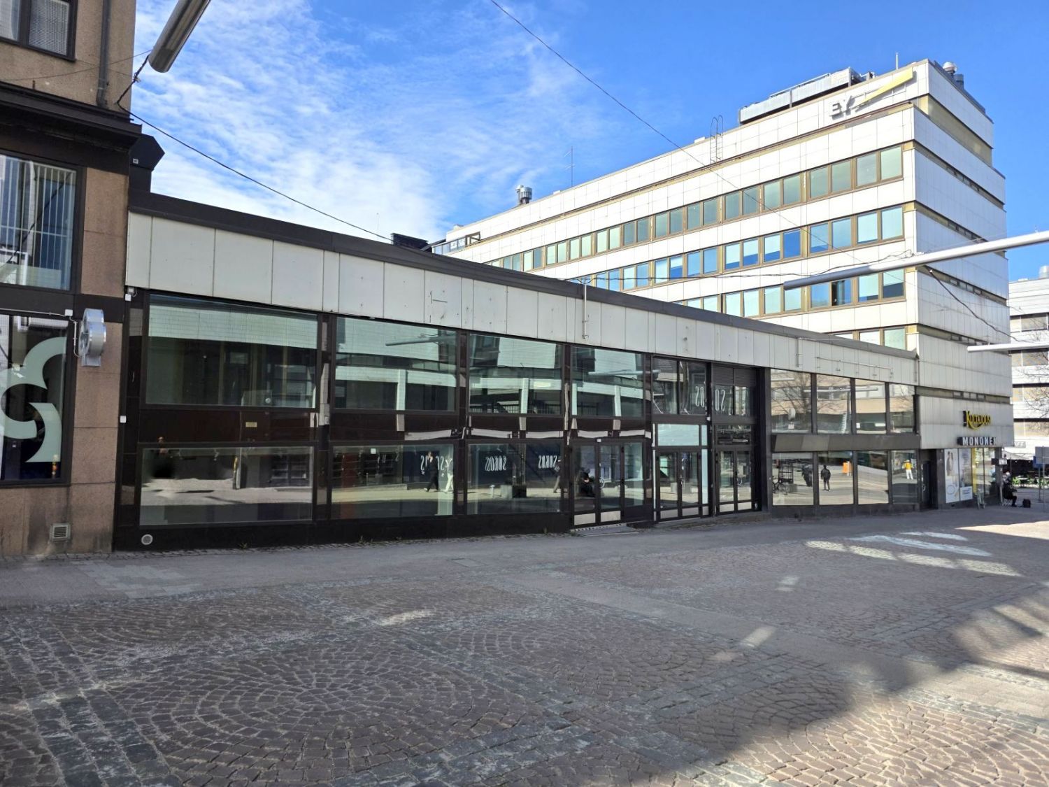Vuokrataan siistiä ja modernia toimistotilaa keskeisellä paikalla Lahden ydinkeskustassa Aleksanterinkadulla, aivan kauppatorin läheisyydessä. Kiinteistön välittömässä läheisyydessä ovat Sokos-tavaratalo sekä kaikki keskustan monipuoliset palvelut.Kiinteistössä on nykyaikainen talotekniikka, tehok...