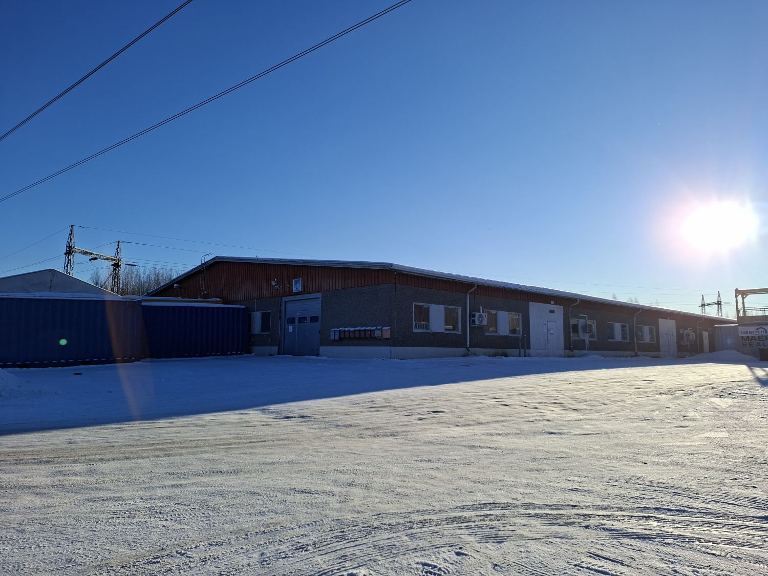 Autolla sisään -tuotanto- ja varastotilaa lentokentän vieressä. 