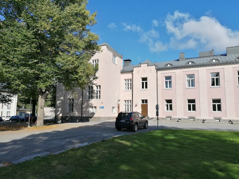 Nyt tarjolla valoisa pientoimisto Tampere-talon ja yliopiston naapurissa Sairaalankadulla. Toimisto sijaitsee Tampereen vanhan yleisen sairaalan alueella. Tilasta voidaan tarvittaessa tehdä myös ns. veroton sopimus eli toimisto soveltuu arvonlisäveron ulkopuolella olevaan toimintaan.