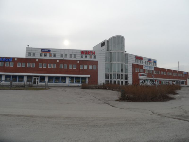 Katutason liiketilaa vilkkaalla näkyvällä paikalla.