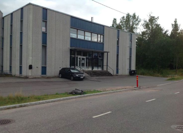 Autohalli/ varasto tilaa näkyvällä paikalla Espoon Suomenojalla.