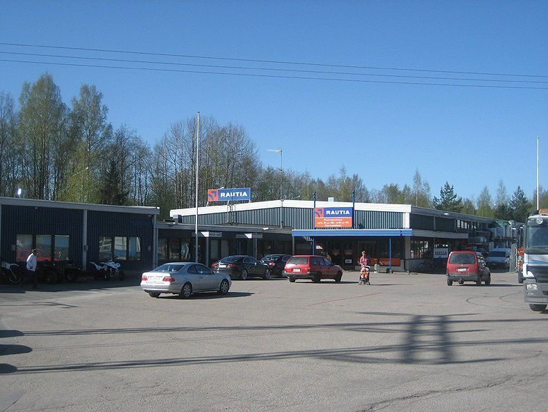 Myydään vuokrattua liiketilaa Nokialta! Noin 1628 m2 lämmintä kerrosalaa, josta myymälätilaa n. 1438 m2 sekä toimistoa ja sosiaalitilaa noin 200 m2, varastoa noin 1710 m2 sekä kylmä katos. Rakennukset rakennettu 1982 - 2003. Vuokratontti, jonka pinta-ala noin 11.757 m2. Aidattu ja asfaltoitu...