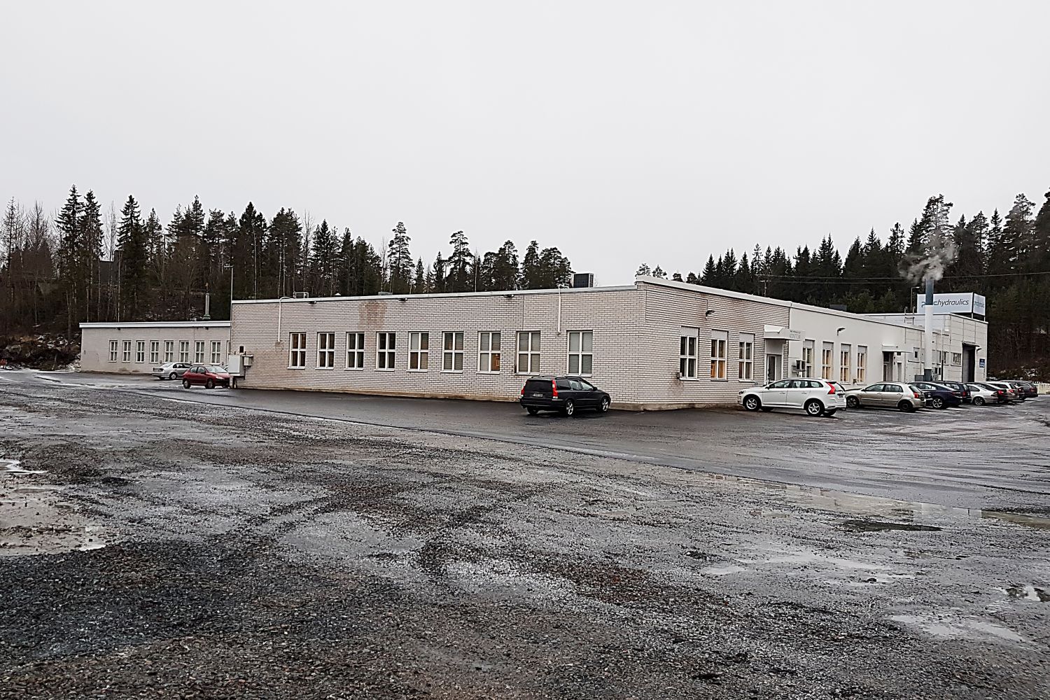 Vuokrataan teollisuus- ja varastotilaa sekä toimistoa Lempäälästä Sääksjärveltä.Tuotanto- ja varastotilaa noin 1.580 m2 ja toimisto- sekä sosiaalitilaa noin 560 m2.Vapaa korkeus noin 5,2 m. Hallissa siltanosturi (6,3 tn). Sähköä 400A.Kohde voidaan myös myydä.Ole yhteydessä ja sovitaan käynti...