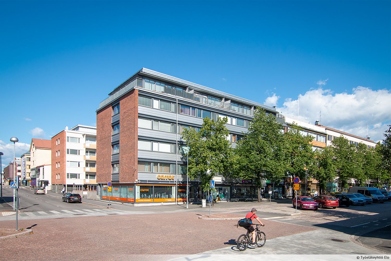 Katutason liiketila 66 m&sup2; ja siihen omalla kierroportaalla yhdistetty pohjakerroksen varastotila 28,5 m&sup2;. Kiin...