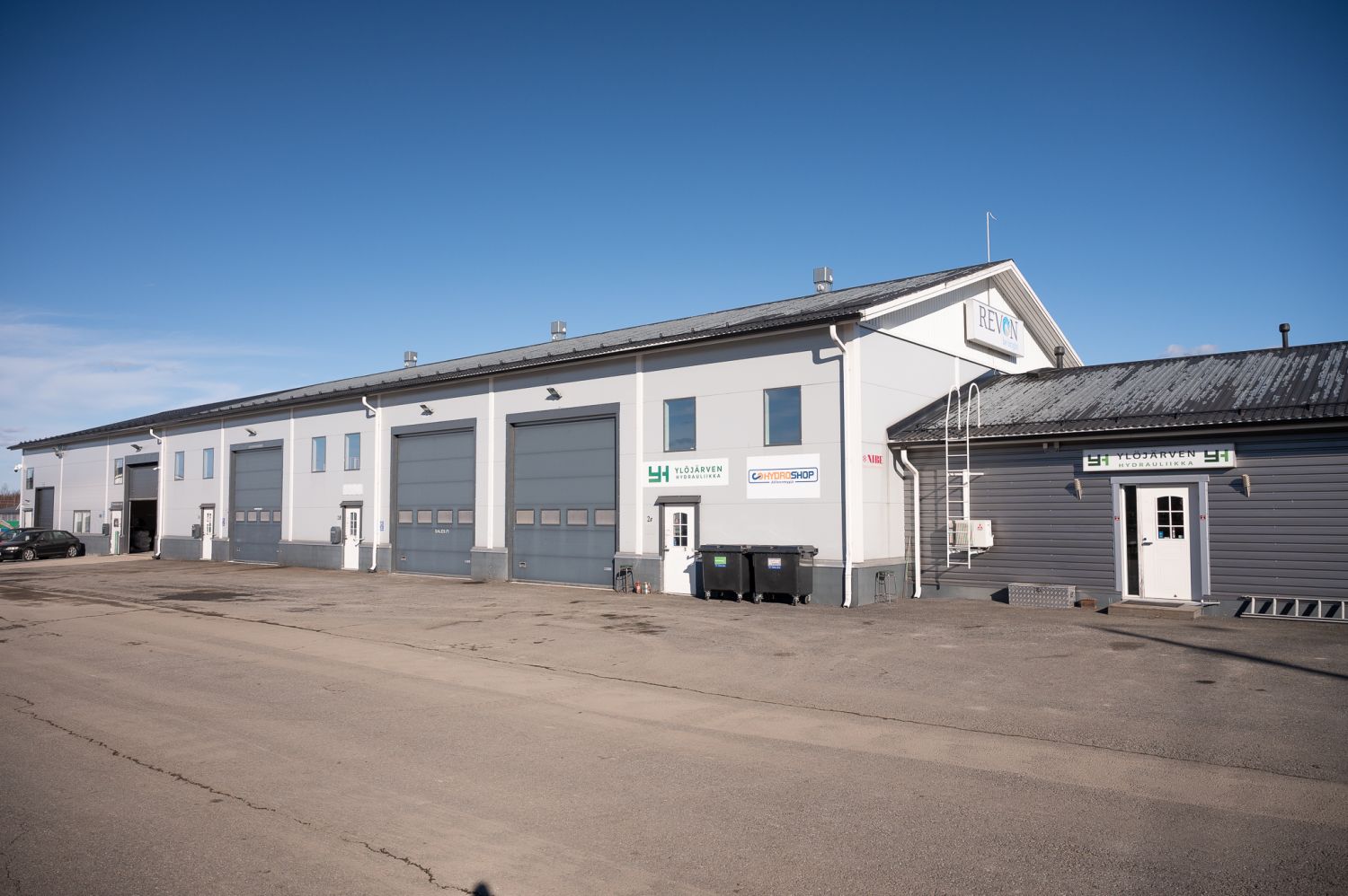 Todella siistiä tuotantotilaa ja toimistotilaa tarjolla Elovainion alueelta. Alakerran lattia-ala 166m2 ja toisen kerroksen toimiston pinta-ala 40m2. Iso nosto-ovi ja erillinen kulkuovi.Lämmitys ilmalämpöpumpulla.