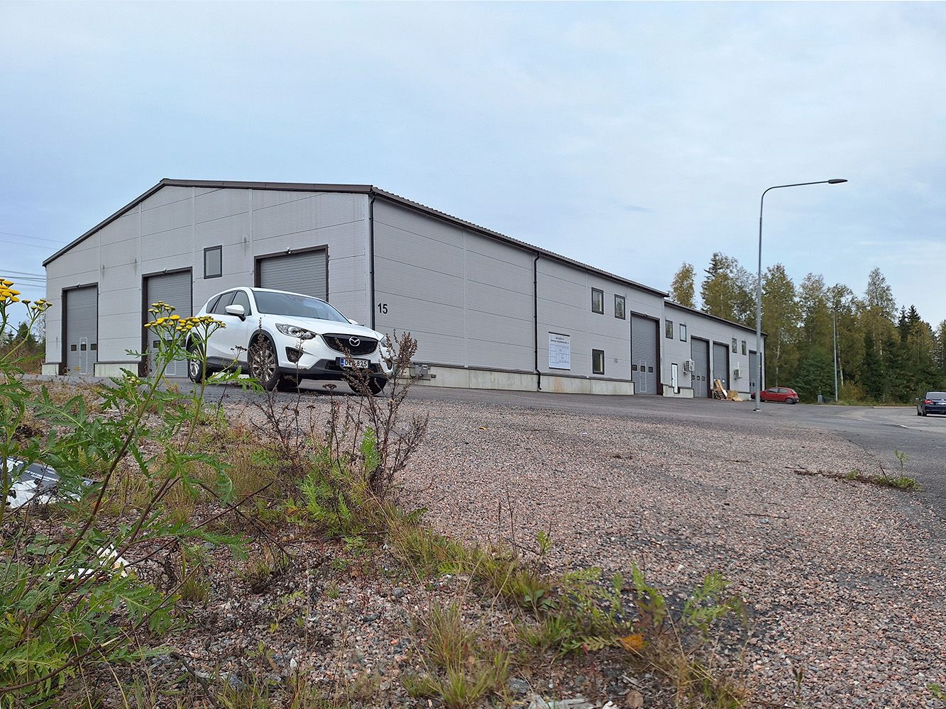 Vuokrataan korkea hallitila toimistolla! Vuokra: 1390 €/kk + alv