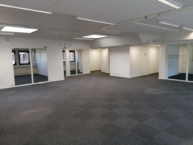 Erinomainen, valoisa ja kustannustehokas toimistotila loistavalla sijainnilla Itsenäisyydenkadun varrella! Layout muodos...