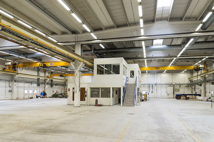 Hallia ja työnjohto- ja toimistotilat keskellä