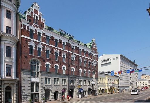Siistiä erikokoisiin huoneisiin jaettua toimistotilaa Vanhaa Kauppahallia vastapäätä. Tilassa on merinäkymät ja huonejak...