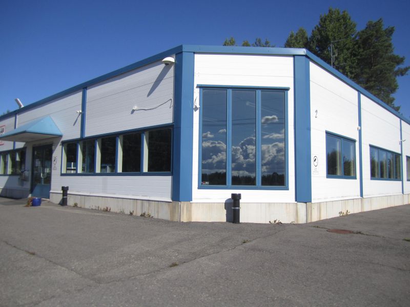Porintielle näkyvällä paikalla toimitilaa n 500 m2 Nummelassa. 