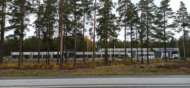 Tila näkyy hyvin vilkkaalle Hanko-Hyvinkää valtatielle