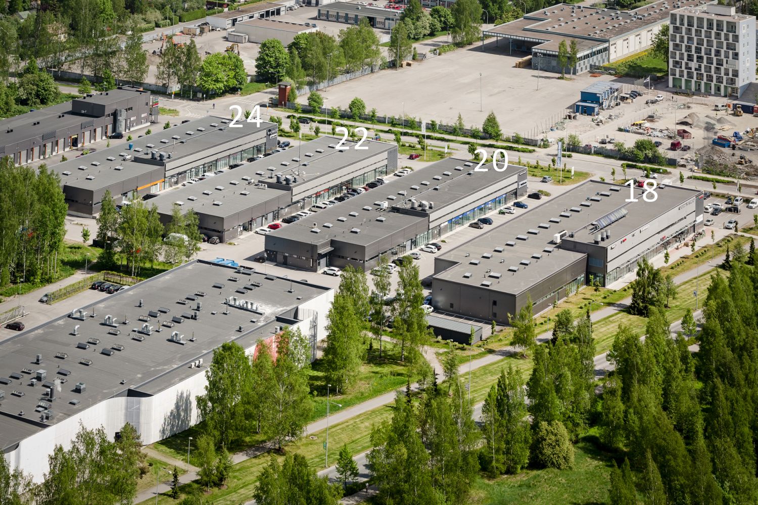 Vuokrattavana katutason sisään ajettavaa, siistiä varastotilaa, jonka korkeus on yli 5 metriä.