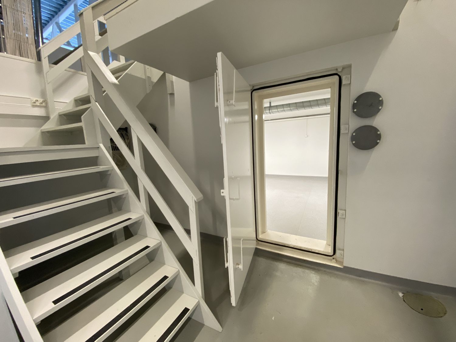 484,5m² tilan keittiö ja portaat parvelle