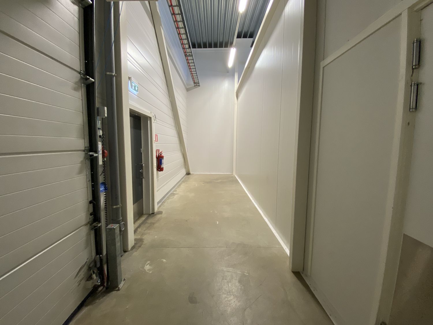 484,5m² myymälän takavarasto