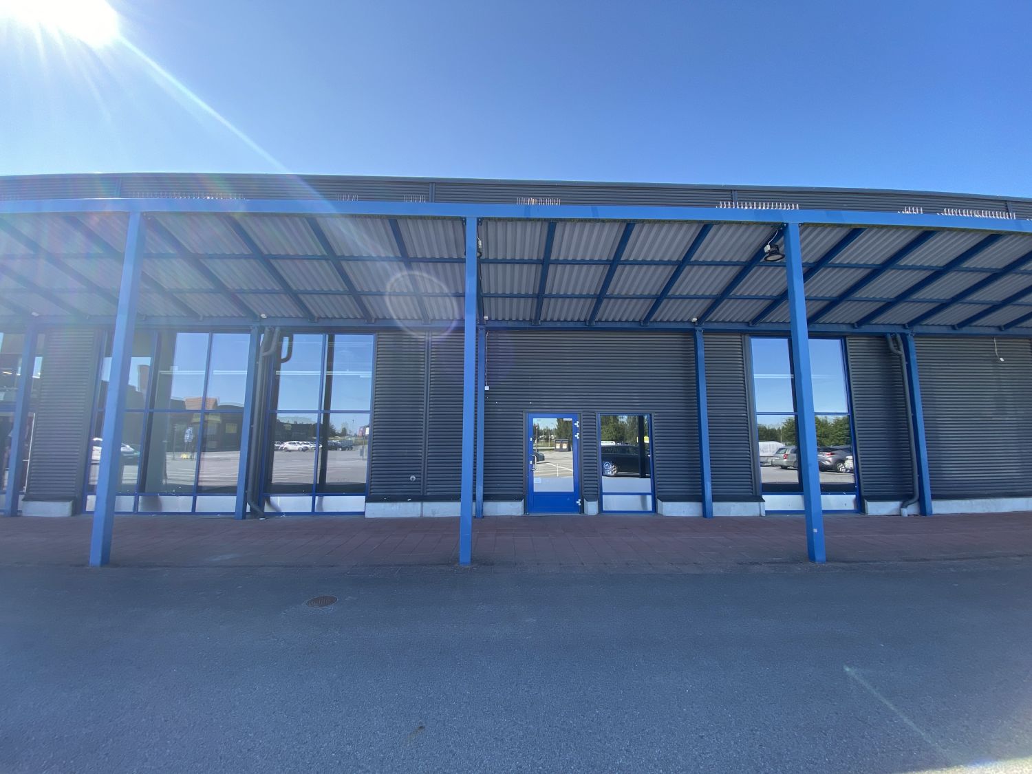 Julkisivu keskitilaan 484,5m²