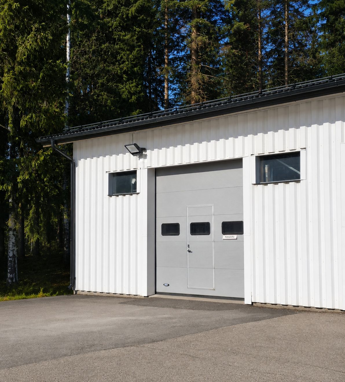 Avaraa HALLITILAA, kauko-ohjattava nosto-ovi. WC tilat, LED-valaistus, tilava valvottu piha-alue. VUOKRAAN SISÄLTYY lämm...