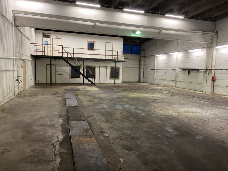 Huippusijainnilla  kahdella  korkealla nosto-ovella varustettu  halli.