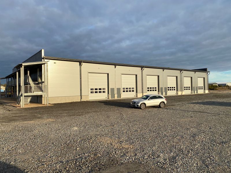 Vuokrattavana uutta hallitilaa 330m2
hallissa wc, 3 kpl. 4500*5000 sähkönosto-ovia radio-ohjauksella, käyntiovet led val...