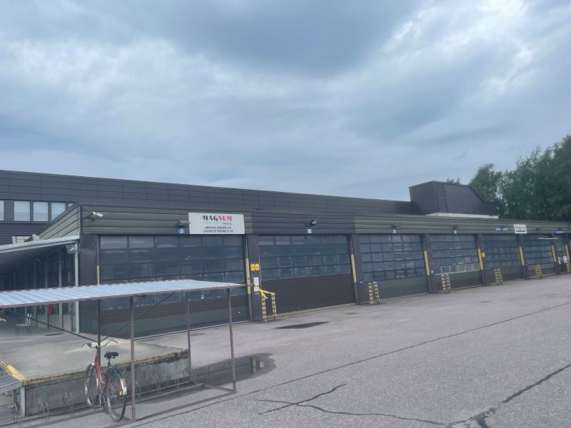 Vuokrataan huippupaikalta osittain 8.5 m korkea varasto, jossa lastaussiltoja 6 kpl.