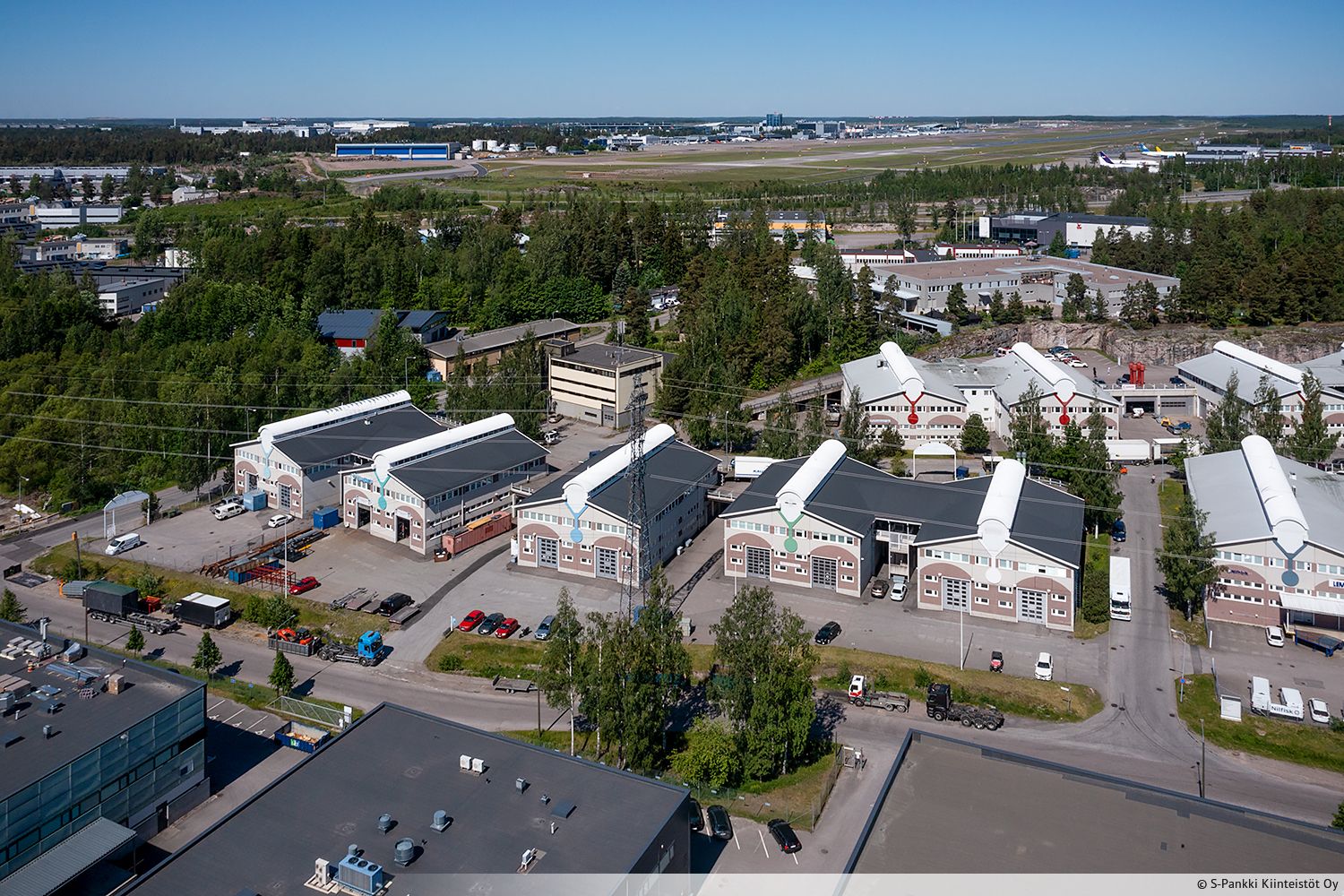 Rakennuksen ylemm&auml;ss&auml;, Hakam&auml;enkujan puoleisessa kerroksessa sijaitseva monipuolinen toimitila. Kokonaisuus sis&auml;lt&auml;&auml; sek&auml; toimistotilaa ett&auml; tuotanto-/varastotilaa. Varasto-osa on varustettu lastauslaituritasoisella nosto-ovella. Tila on on siistiss&auml; kunn...