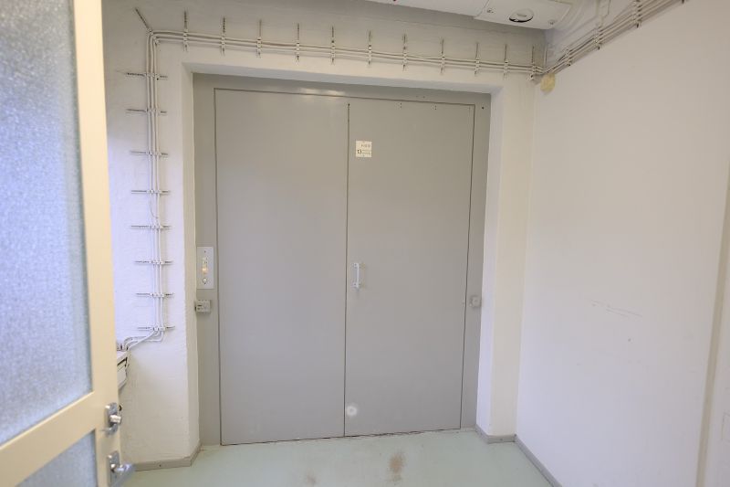 tavarahissi kerroksiin. 