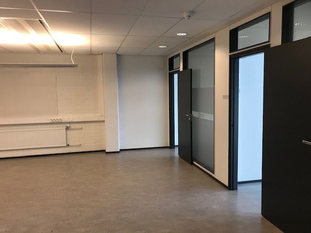 Vuokrataan 2. kerroksen toimistotilaa näkyvältä paikalta Turun Mälikkälästä. Tila jaettu kahteen isompaan avotilaan, sekä kolmeen ovelliseen toimistohuoneeseen.