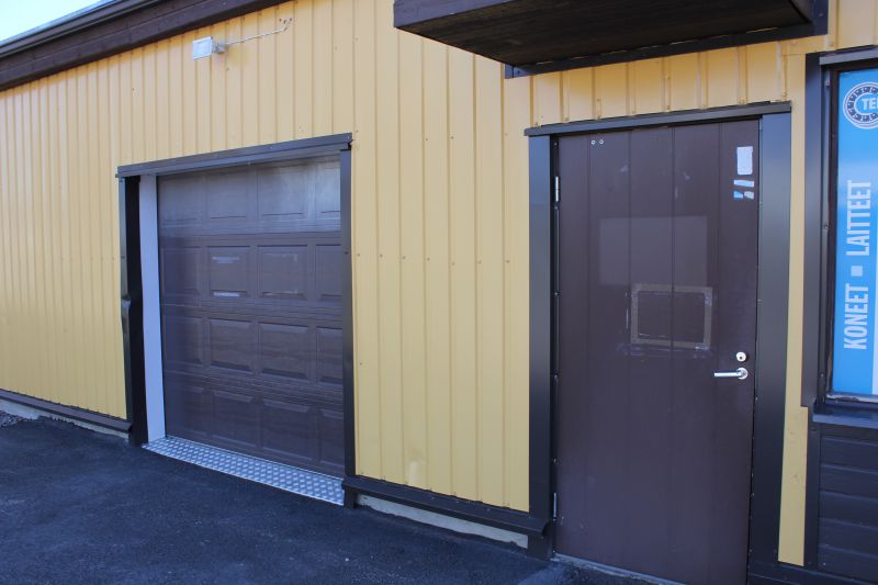 Nosto-ovi 2,2x2,5m ja käyntiovi