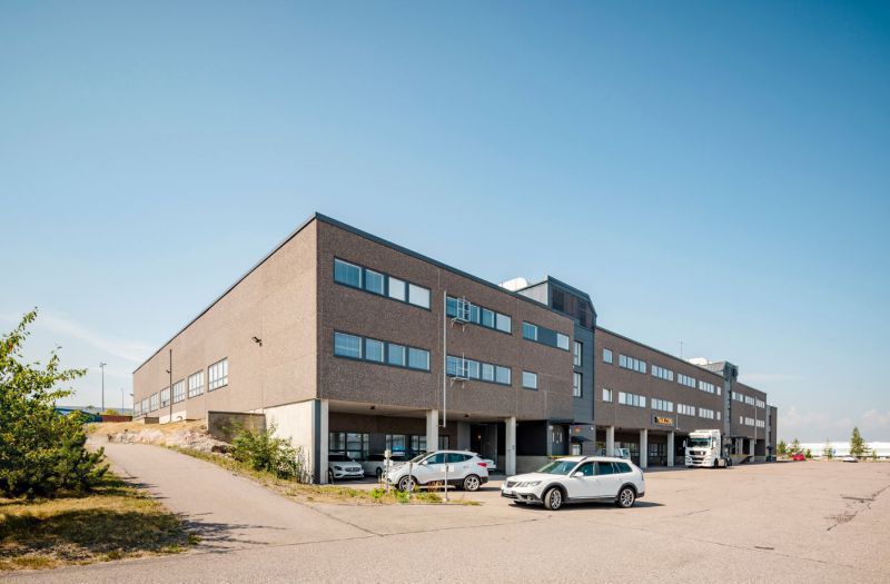 Vuokrataan Viinikkalasta lentokentän välittömästä läheisyydestä 2. kerroksen toimistotila. Valoisaa ja jäähdytettyä komb...